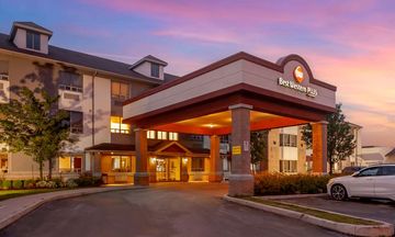Best Western Plus Burlington Inn & Suite