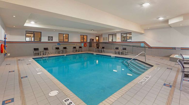 <b>Best Western Plus Burlington Inn & Suite Pool</b>. Images powered by <a href="https://iceportal.shijigroup.com/" title="IcePortal" target="_blank">IcePortal</a>.