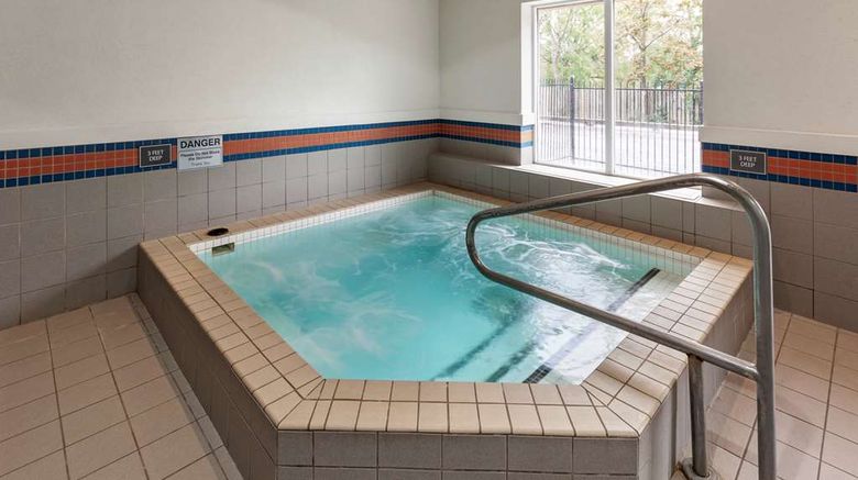 <b>Best Western Plus Burlington Inn & Suite Pool</b>. Images powered by <a href="https://iceportal.shijigroup.com/" title="IcePortal" target="_blank">IcePortal</a>.