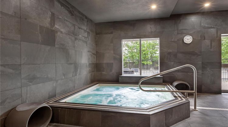 Best Western Plus Burlington Inn & Suite Pool