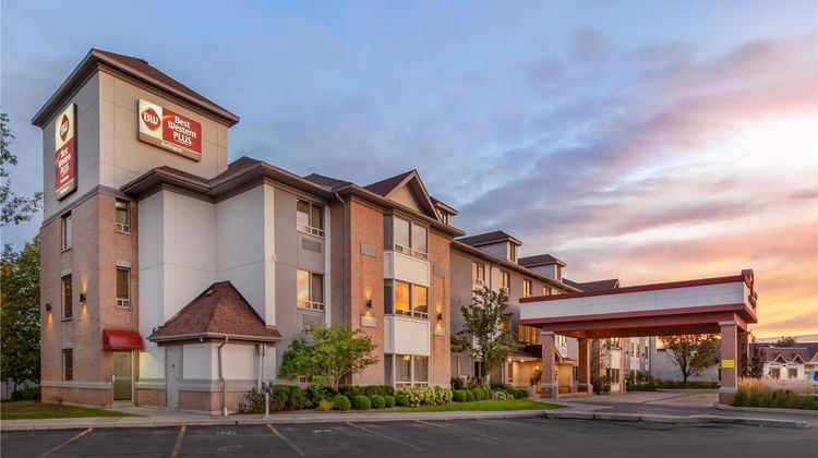 Best Western Plus Burlington Inn & Suite Exterior
