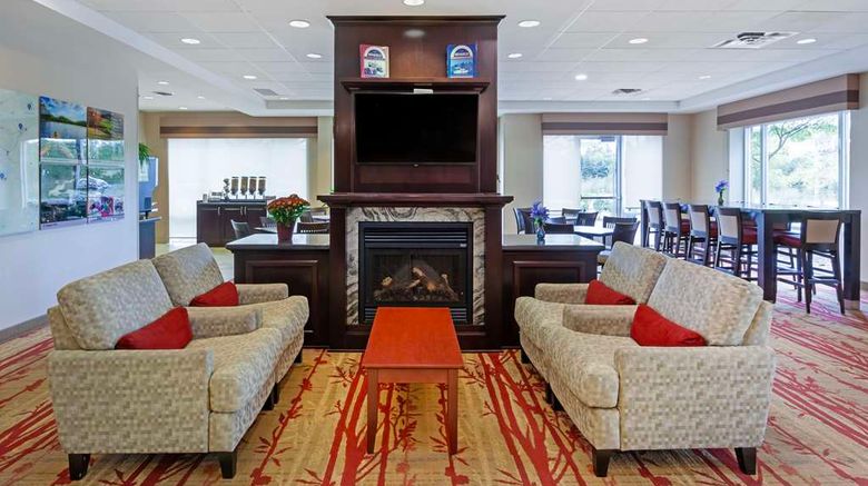 <b>Best Western Plus Muskoka Inn Lobby</b>. Images powered by <a href="https://iceportal.shijigroup.com/" title="IcePortal" target="_blank">IcePortal</a>.