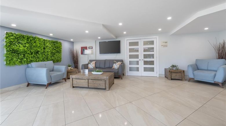 <b>Best Western Hotel Brossard Lobby</b>. Images powered by <a href="https://iceportal.shijigroup.com/" title="IcePortal" target="_blank">IcePortal</a>.