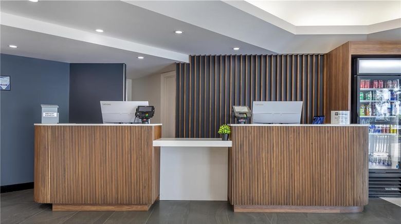 <b>Best Western Hotel Brossard Lobby</b>. Images powered by <a href="https://iceportal.shijigroup.com/" title="IcePortal" target="_blank">IcePortal</a>.
