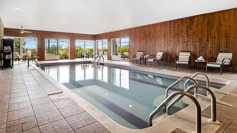 <b>Best Western Plus Hotel Mont-Laurier Pool</b>. Images powered by <a href="https://iceportal.shijigroup.com/" title="IcePortal" target="_blank">IcePortal</a>.