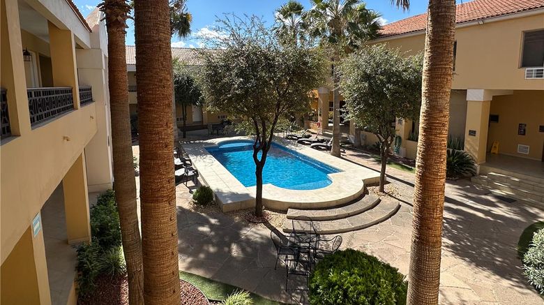 <b>Best Western Cumbres Aeropuerto Pool</b>. Images powered by <a href="https://iceportal.shijigroup.com/" title="IcePortal" target="_blank">IcePortal</a>.