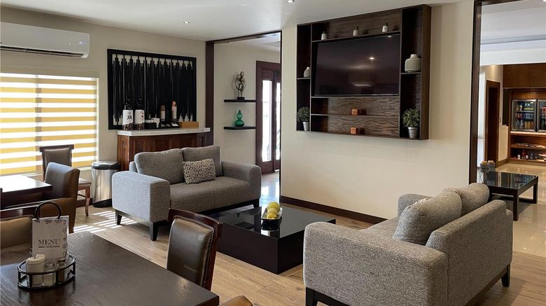 <b>Best Western Cumbres Aeropuerto Restaurant</b>. Images powered by <a href="https://iceportal.shijigroup.com/" title="IcePortal" target="_blank">IcePortal</a>.