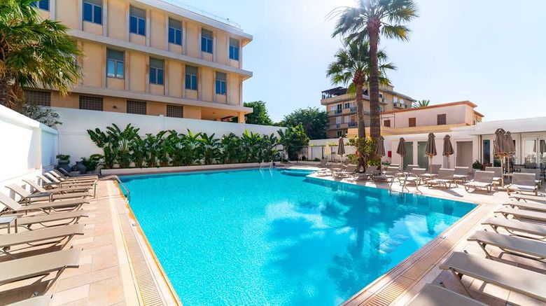<b>Best Western Plus Hotel Plaza Pool</b>. Images powered by <a href="https://iceportal.shijigroup.com/" title="IcePortal" target="_blank">IcePortal</a>.