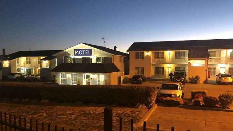 Coachman's Inn Motel Exterior