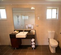 Best Western Plus All Settlers Motor Inn Room