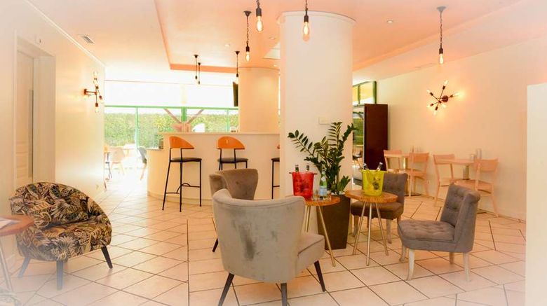 <b>Sure Hotel Gemenos en Provence Lobby</b>. Images powered by <a href="https://iceportal.shijigroup.com/" title="IcePortal" target="_blank">IcePortal</a>.