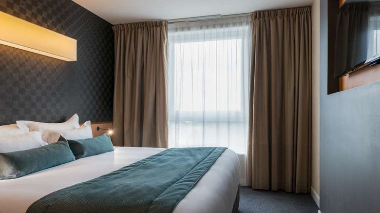 <b>Best Western Plus Paris Saclay Suite</b>. Images powered by <a href="https://iceportal.shijigroup.com/" title="IcePortal" target="_blank">IcePortal</a>.