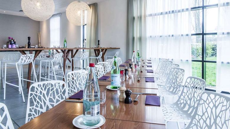 <b>Best Western Plus Paris Velizy Restaurant</b>. Images powered by <a href="https://iceportal.shijigroup.com/" title="IcePortal" target="_blank">IcePortal</a>.