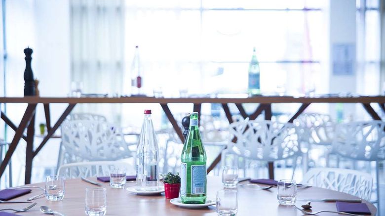 <b>Best Western Plus Paris Velizy Restaurant</b>. Images powered by <a href="https://iceportal.shijigroup.com/" title="IcePortal" target="_blank">IcePortal</a>.
