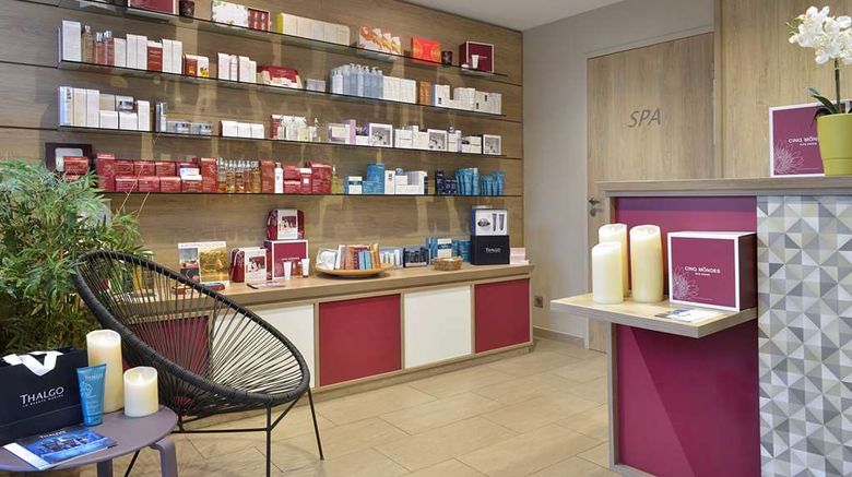 <b>Best Western Les Bains de Perros-Guirec Spa</b>. Images powered by <a href="https://iceportal.shijigroup.com/" title="IcePortal" target="_blank">IcePortal</a>.