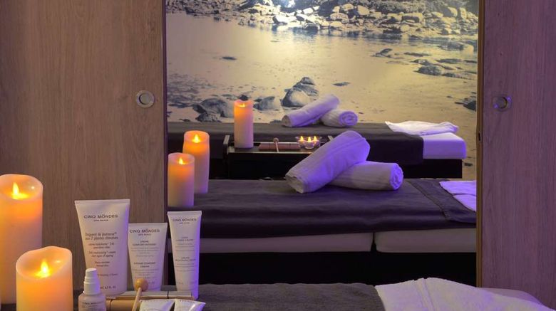 <b>Best Western Les Bains de Perros-Guirec Spa</b>. Images powered by <a href="https://iceportal.shijigroup.com/" title="IcePortal" target="_blank">IcePortal</a>.