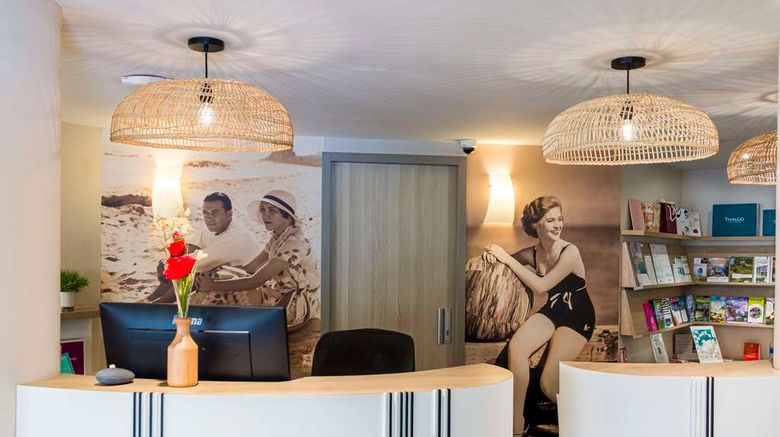 <b>Best Western Les Bains de Perros-Guirec Lobby</b>. Images powered by <a href="https://iceportal.shijigroup.com/" title="IcePortal" target="_blank">IcePortal</a>.