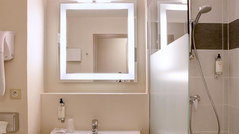 <b>Best Western Auray Le Loch Room</b>. Images powered by <a href="https://iceportal.shijigroup.com/" title="IcePortal" target="_blank">IcePortal</a>.