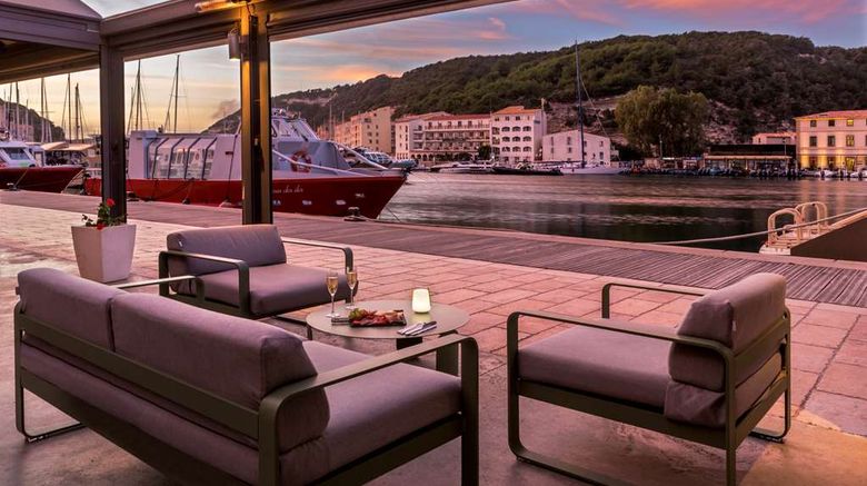 <b>Best Western Hotel du Roy D'Aragon Restaurant</b>. Images powered by <a href="https://iceportal.shijigroup.com/" title="IcePortal" target="_blank">IcePortal</a>.