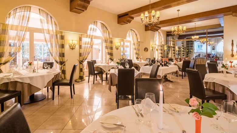 <b>Best Western Hotel Bellevue au Lac Restaurant</b>. Images powered by <a href="https://iceportal.shijigroup.com/" title="IcePortal" target="_blank">IcePortal</a>.