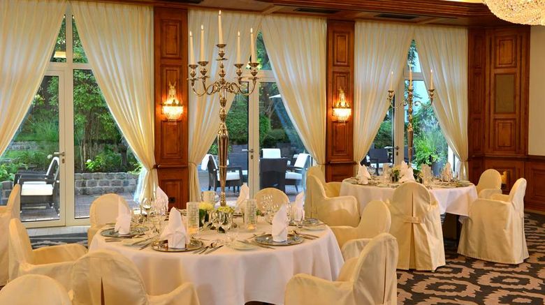 <b>Best Western Premier Parkhotel Kronsberg Ballroom</b>. Images powered by <a href="https://iceportal.shijigroup.com/" title="IcePortal" target="_blank">IcePortal</a>.