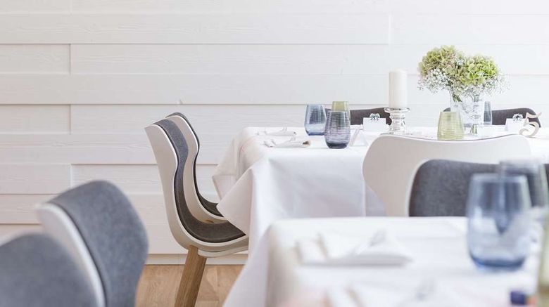 <b>Scotty + Emily Hotel Ulm Sure Hotel Coll Ballroom</b>. Images powered by <a href="https://iceportal.shijigroup.com/" title="IcePortal" target="_blank">IcePortal</a>.
