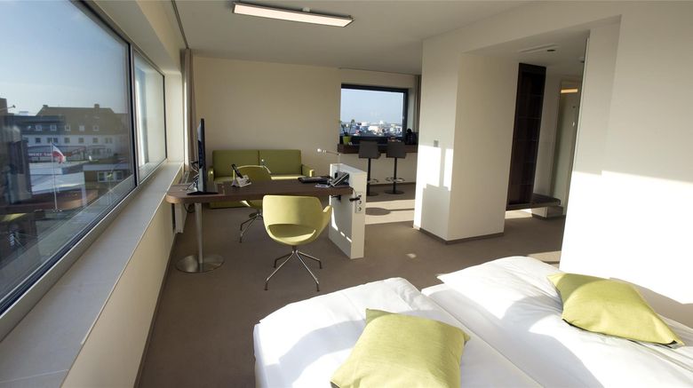 <b>Best Western Plus Hotel Bremerhaven Suite</b>. Images powered by <a href="https://iceportal.shijigroup.com/" title="IcePortal" target="_blank">IcePortal</a>.