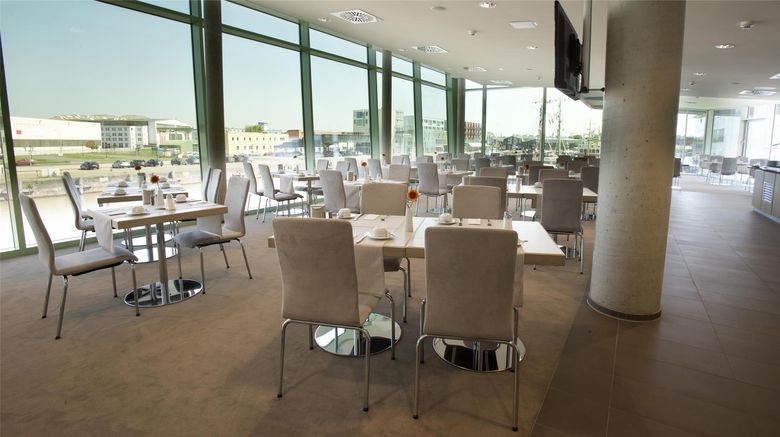 <b>Best Western Plus Hotel Bremerhaven Restaurant</b>. Images powered by <a href="https://iceportal.shijigroup.com/" title="IcePortal" target="_blank">IcePortal</a>.