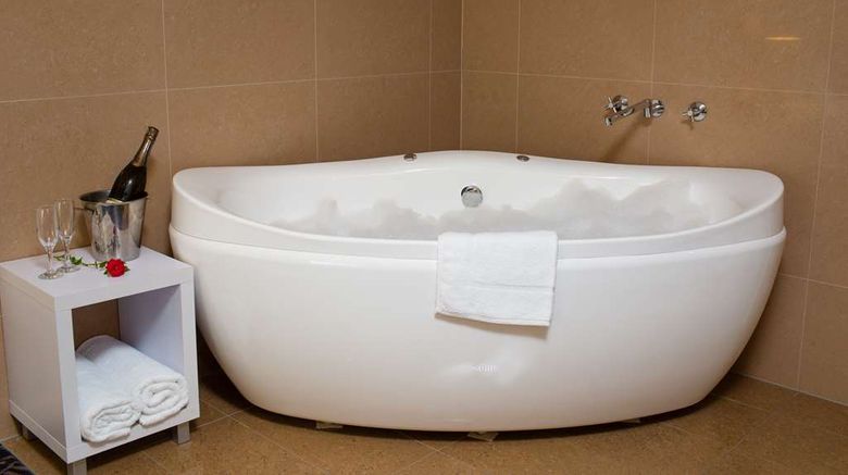 <b>Best Western Plus Hovell Tree Inn Suite</b>. Images powered by <a href="https://iceportal.shijigroup.com/" title="IcePortal" target="_blank">IcePortal</a>.