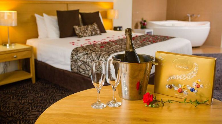 <b>Best Western Plus Hovell Tree Inn Suite</b>. Images powered by <a href="https://iceportal.shijigroup.com/" title="IcePortal" target="_blank">IcePortal</a>.