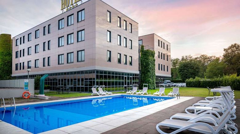<b>Best Western Cavalieri Della Corona Pool</b>. Images powered by <a href="https://iceportal.shijigroup.com/" title="IcePortal" target="_blank">IcePortal</a>.