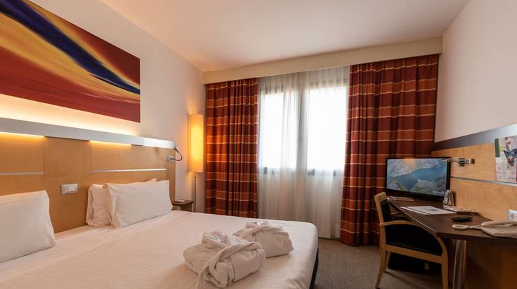 Best Western Palace Inn Hotel Room