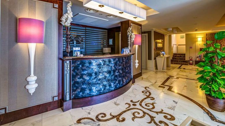 <b>Best Western Plus Hotel Perla del Porto Lobby</b>. Images powered by <a href="https://iceportal.shijigroup.com/" title="IcePortal" target="_blank">IcePortal</a>.