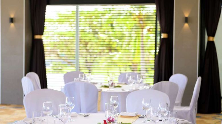 <b>Hilton Fiji Beach Resort and Spa Restaurant</b>. Images powered by <a href="https://iceportal.shijigroup.com/" title="IcePortal" target="_blank">IcePortal</a>.