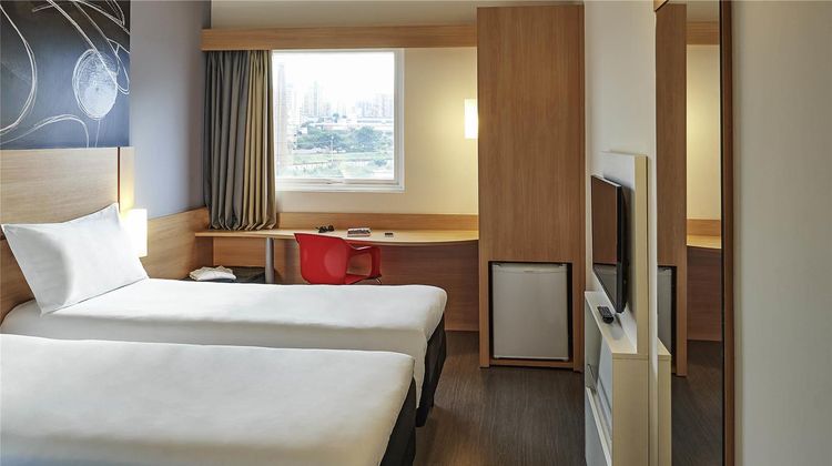 Ibis Londrina Room
