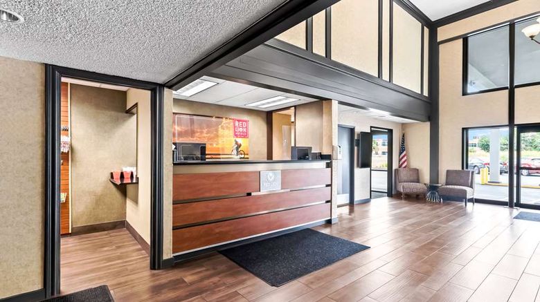 <b>Red Lion Hotel Portland Airport Lobby</b>. Images powered by <a href="https://iceportal.shijigroup.com/" title="IcePortal" target="_blank">IcePortal</a>.