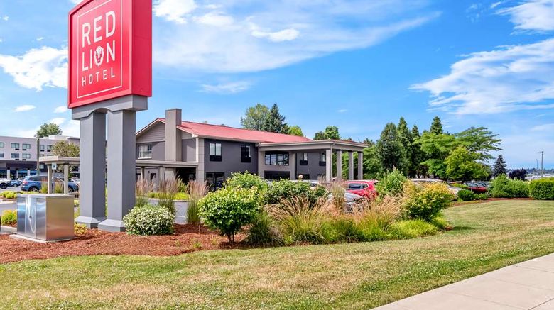 Red Lion Hotel Portland Airport Exterior. Images powered by <a href="https://iceportal.shijigroup.com" target="_blank" rel="noopener">Ice Portal</a>.