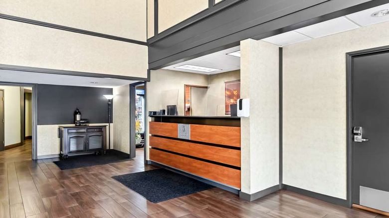 <b>Red Lion Hotel Portland Airport Lobby</b>. Images powered by <a href="https://iceportal.shijigroup.com/" title="IcePortal" target="_blank">IcePortal</a>.