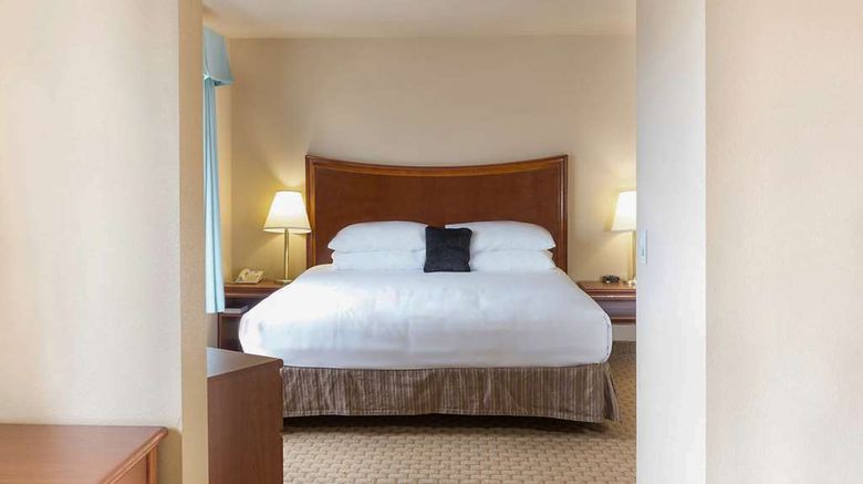 <b>Red Lion Inn & Suites McMinnville Suite</b>. Images powered by <a href="https://iceportal.shijigroup.com/" title="IcePortal" target="_blank">IcePortal</a>.