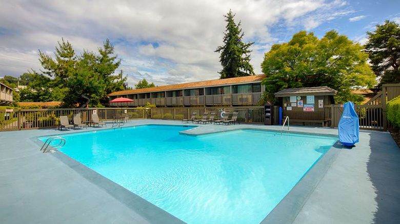 <b>Red Lion Hotel Bellevue Pool</b>. Images powered by <a href="https://iceportal.shijigroup.com/" title="IcePortal" target="_blank">IcePortal</a>.