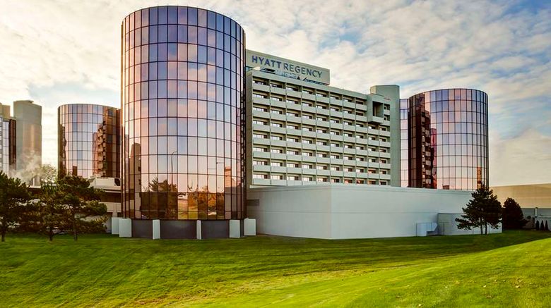 <b>Hyatt Regency O'Hare Exterior</b>. Images powered by <a href="https://iceportal.shijigroup.com/" title="IcePortal" target="_blank">IcePortal</a>.