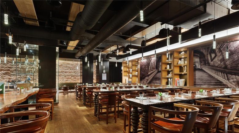 <b>ANdAZ 5th Avenue Restaurant</b>. Images powered by <a href="https://iceportal.shijigroup.com/" title="IcePortal" target="_blank">IcePortal</a>.
