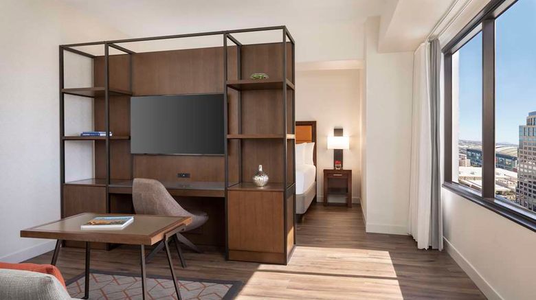 <b>Hyatt Regency Phoenix Suite</b>. Images powered by <a href="https://iceportal.shijigroup.com/" title="IcePortal" target="_blank">IcePortal</a>.