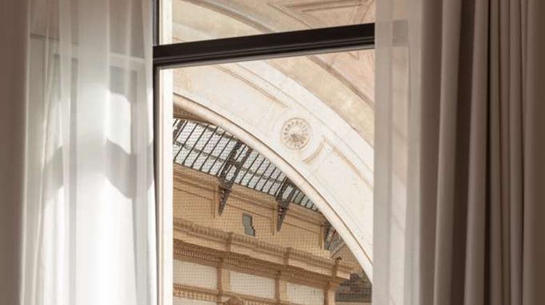 <b>Park Hyatt Milan Room</b>. Images powered by <a href="https://iceportal.shijigroup.com/" title="IcePortal" target="_blank">IcePortal</a>.