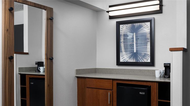 Hyatt Place Charlotte Airport/Lake Point Room