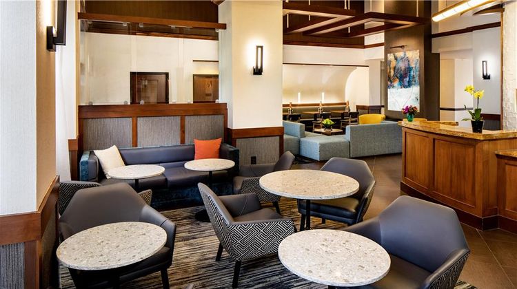Hyatt Place Roa Arpt Valley View Mall Lobby