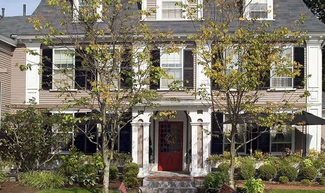 Concord's Colonial Inn Exterior
