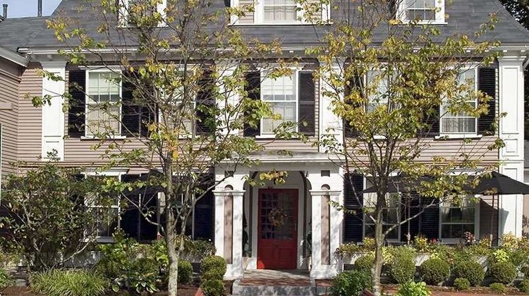 Concord's Colonial Inn Exterior