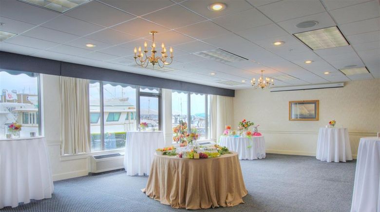 <b>Newport Harbor Hotel & Marina Meeting</b>. Images powered by <a href="https://iceportal.shijigroup.com/" title="IcePortal" target="_blank">IcePortal</a>.