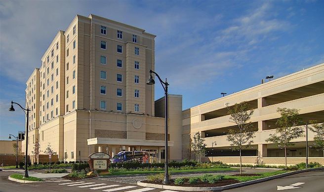 Hollywood Casino Hotel & Raceway Exterior
